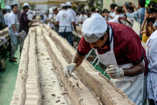 Пекарь приготовил торт длиной 6,5 км в южно-индийском штате Керала. - Sputnik Узбекистан