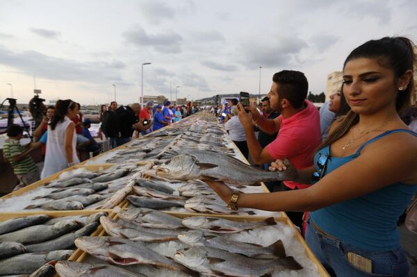 Представители ливанской Ассоциации торговцев побили мировой рекорд Гиннесса по крупнейшей выставке морепродуктов в Батруне. - Sputnik Узбекистан