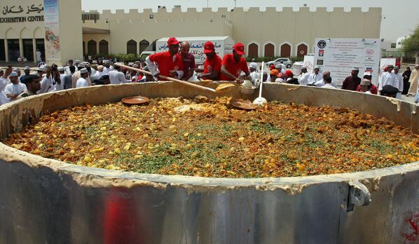 Оманские повара готовят традиционное блюдо &quot;кабса&quot; в Маскате. - Sputnik Узбекистан