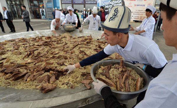 Кыргызстанские повара за приготовлением самого большого бешбармака в мире. - Sputnik Узбекистан