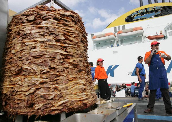 Повара готовят самый большой шашлык в мире в греческом порту Патры. - Sputnik Узбекистан
