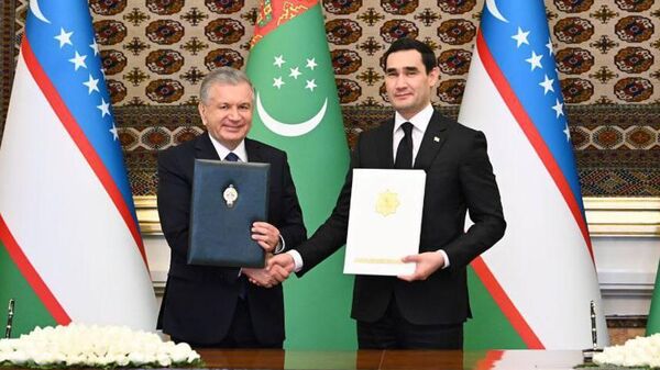 По завершении узбекско-туркменских переговоров на высшем уровне состоялась церемония подписания и обмена документами. Президенты подписали Декларацию об углублении стратегического партнерства - Sputnik Узбекистан