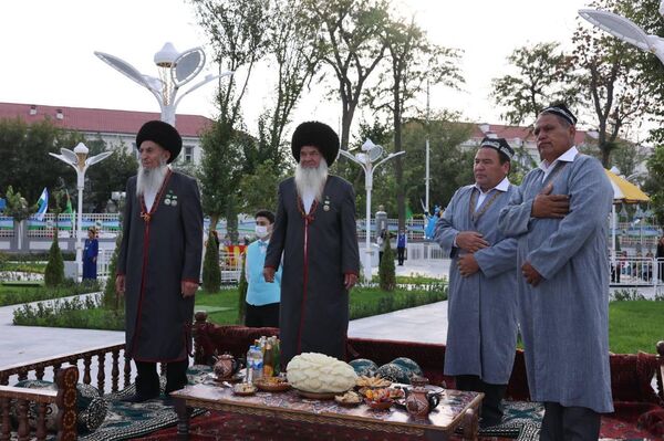 Шавкат Мирзиеев и Сердар Бердымухамедов торжественно открыли Ташкентский парк в Ашхабаде - Sputnik Узбекистан