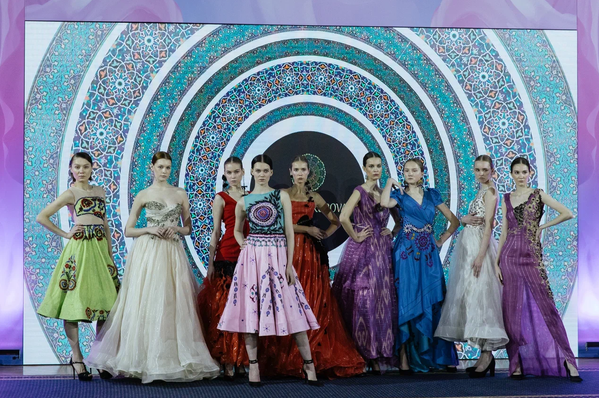 Представители узбекистанской индустрии моды приняли участие в Международном форуме &quot;Содружество моды&quot;, который состоялся 19 октября в Таврическом дворце в Санкт-Петербурге - Sputnik Узбекистан