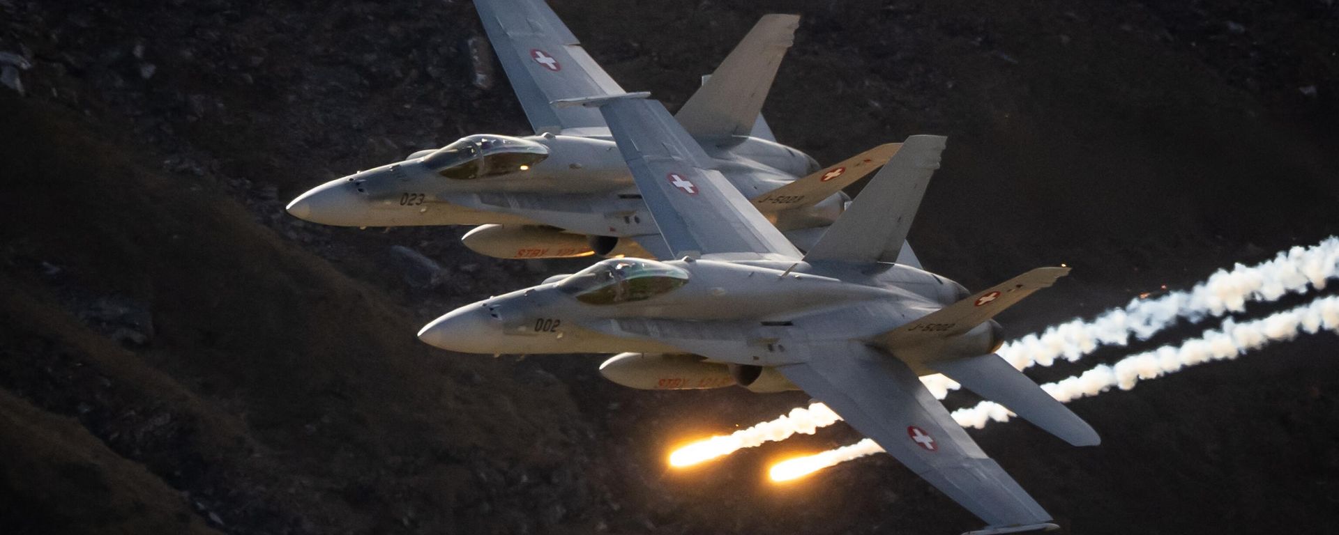 Два истребителя McDonnell Douglas F/A-18 Hornet швейцарских ВВС выступают на авиашоу в Бернском Оберланде - Sputnik Ўзбекистон, 1920, 19.04.2026
