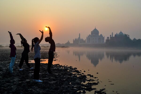 Bolalar  Toj-Mahal yonidagi Yamuna darosi qirg‘ig‘ida mashq qilishmoqda. Agra, Hindiston - Sputnik O‘zbekiston