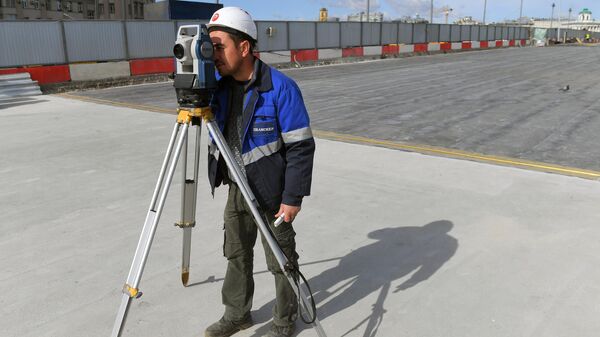 Геодезист на работах по ремонту Большого Каменного моста в Москве - Sputnik Узбекистан