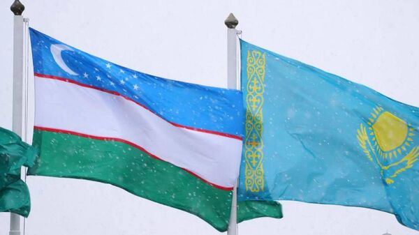 Флаги Узбекистана и Казахстана. - Sputnik Ўзбекистон