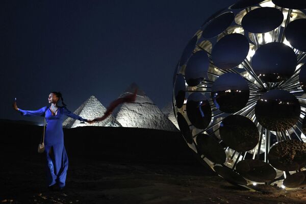 Посетительница делает селфи на фоне инсталляции скульптора с псевдонимом  SpY. - Sputnik Узбекистан