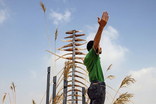 Скульптор Mohammad Alfaraj возле своей инсталляции &quot;Стражи ветра&quot;. - Sputnik Узбекистан