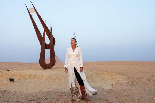 Британско-американская художница Natalie Clark на фоне своей инсталляции &quot;Дух Хатхор&quot;. - Sputnik Узбекистан