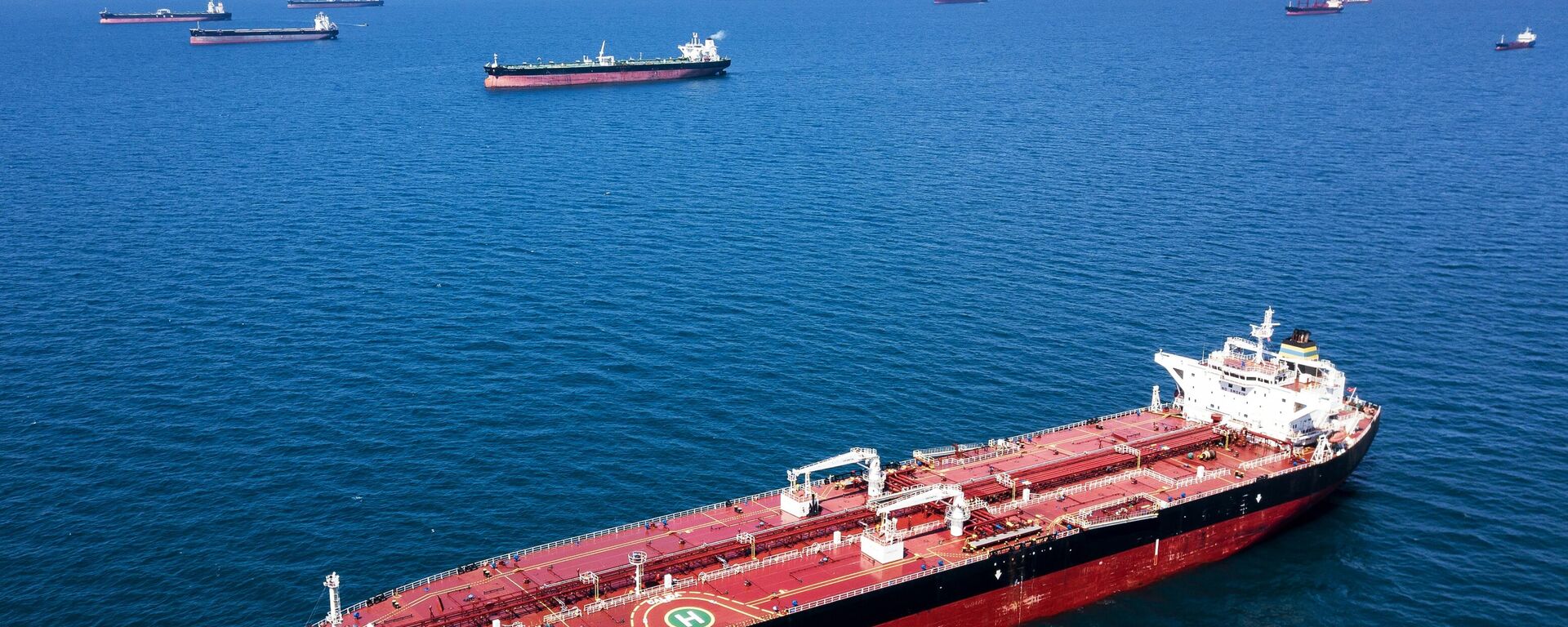 Нефтяной танкер Calida на рейде в Цемесской бухте. - Sputnik Ўзбекистон, 1920, 15.03.2026