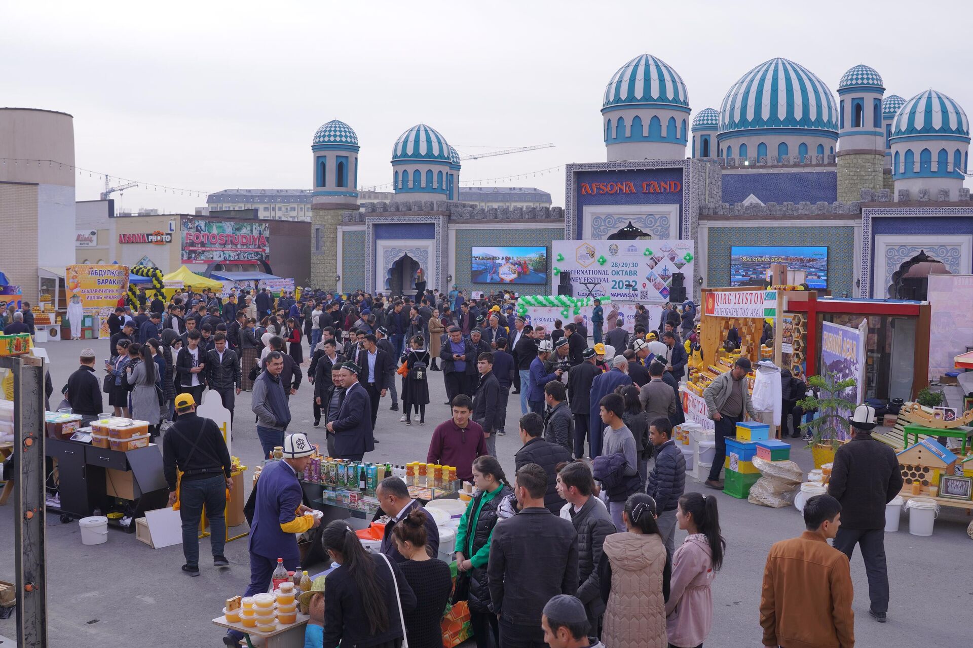 Международный фестиваль меда: Наманган признан столицей производства медовой продукции - Sputnik Узбекистан, 1920, 02.11.2022