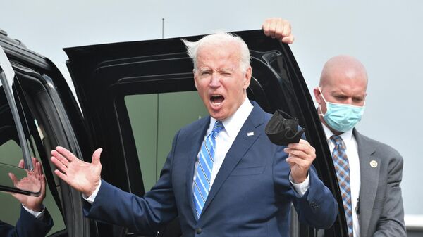 Президент США Джо Байден обращается к журналистам после прибытия в международный аэропорт Чикаго О'Хара - Sputnik Узбекистан