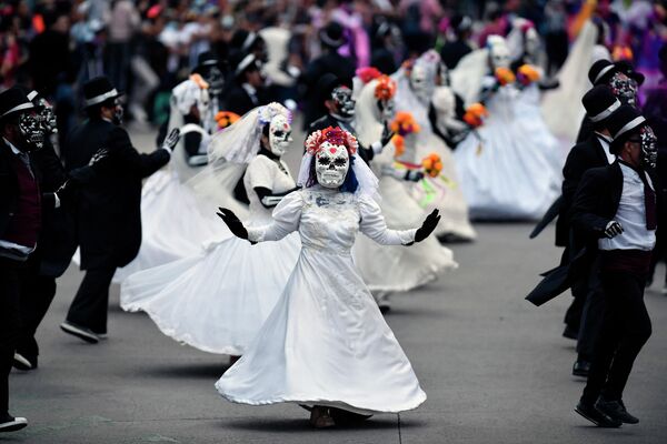 Шествие в честь Дня мертвых в Мехико. - Sputnik Узбекистан