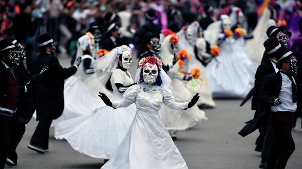 Люди принимают участие в параде Дня мертвых в Мехико - Sputnik Узбекистан