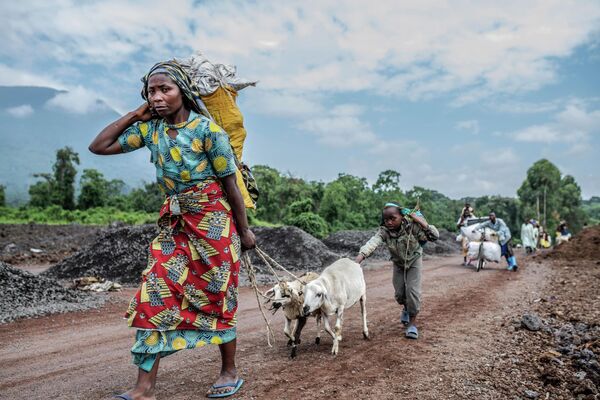 Местные жители бегут от боевых действий между повстанцами М23 и конголезскими силами близ Кибумбы, Демократическая Республика Конго. - Sputnik Узбекистан
