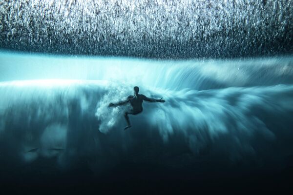 Работа французского фотографа Бена Туара, победившая в конкурсе Ocean Photographer of the Year 2022. На снимке человек борется с  гигантской волной на острове Таити. - Sputnik Узбекистан