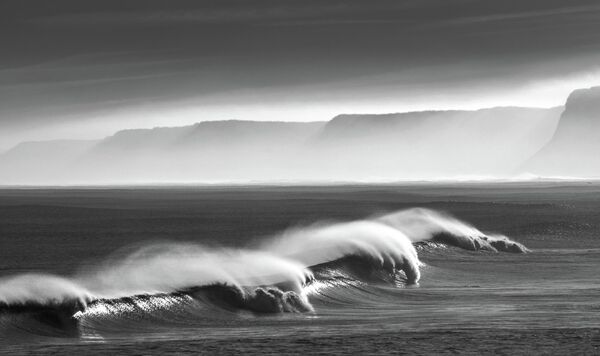 Снимок Майкла Спенсера из Великобритании, победивший в категории &quot;Лучшее художественное фото&quot;. На фото: волны туманным утром в Скарборо. - Sputnik Узбекистан