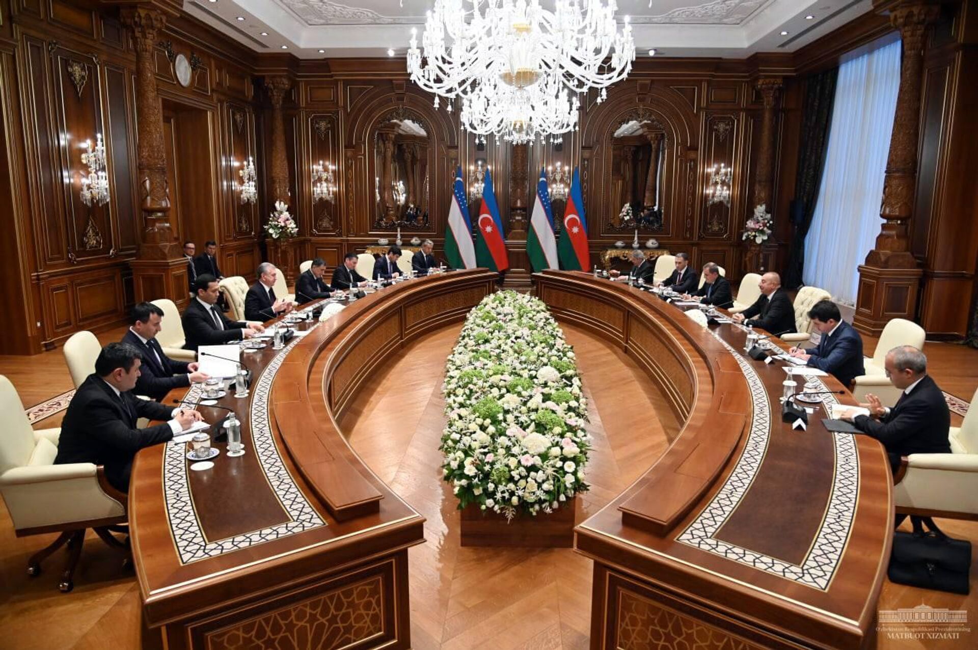 На полях саммита Организации тюркских государств проходит встреча Президентов Узбекистана и Азербайджана - Sputnik Ўзбекистон, 1920, 10.11.2022