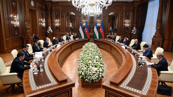 На полях саммита Организации тюркских государств проходит встреча президентов Узбекистана и Азербайджана - Sputnik Узбекистан