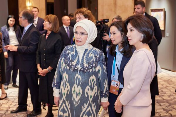 Супруга президента Турции Эмине Эрдоган посетила выставку &quot;Краски Узбекистана&quot;, организованную для первых леди стран-участниц саммита Организации тюркских государств, сентябрь 2022 года.  - Sputnik Узбекистан