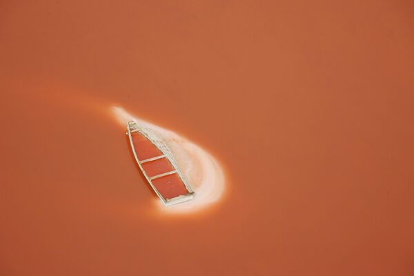 Лодка в озере Ретба в Сенегале. - Sputnik Узбекистан