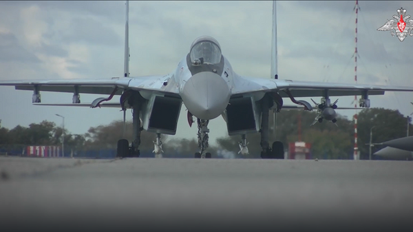 Boyevie vileti samoletov Su-35S VKS Rossii - Sputnik O‘zbekiston