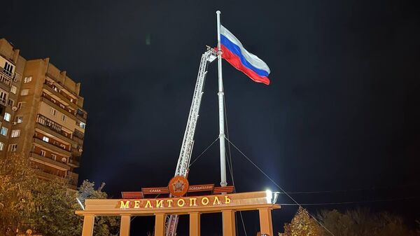 Obnovlenniy rossiyskiy flag na ploshadi Pobedi v Melitopole - Sputnik O‘zbekiston