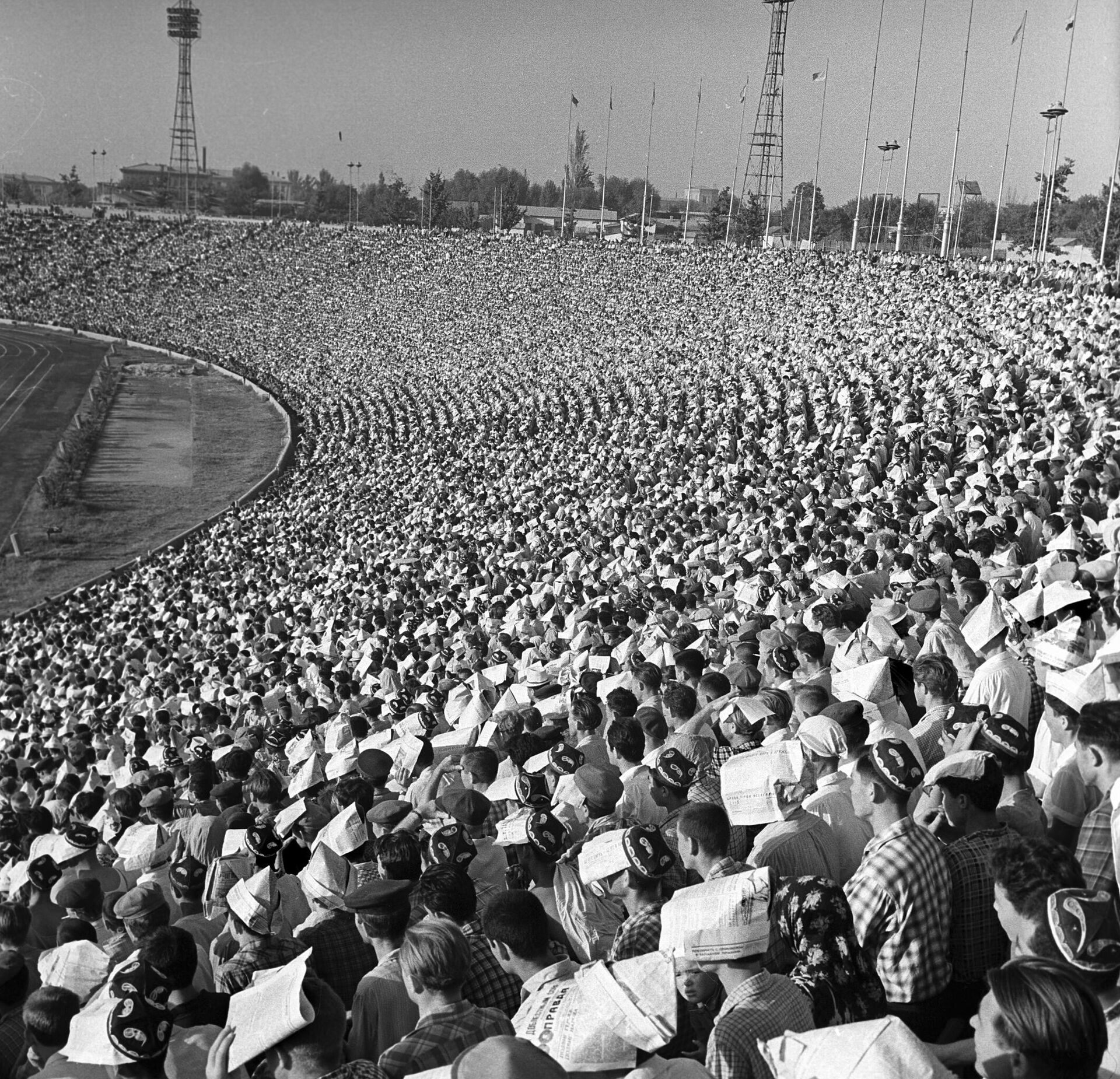 Na tribunax stadiona Paxtakor vo vremya futbolnogo matcha v 1974 godu. - Sputnik O‘zbekiston, 1920, 15.11.2022
