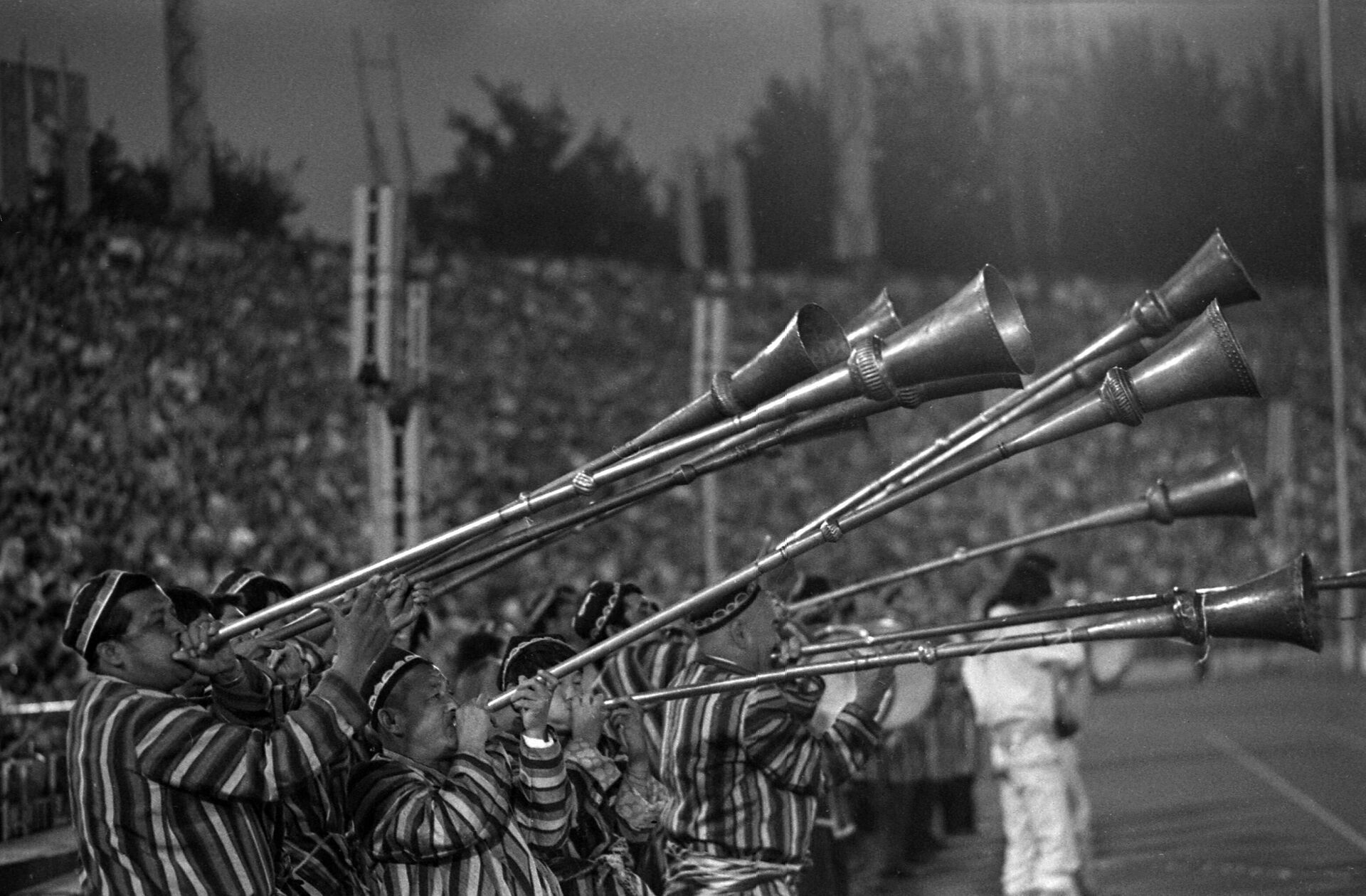 Праздничный концерт в честь 2000-летия Ташкента на стадионе Пахтакор в 1983 году. - Sputnik Узбекистан, 1920, 15.11.2022