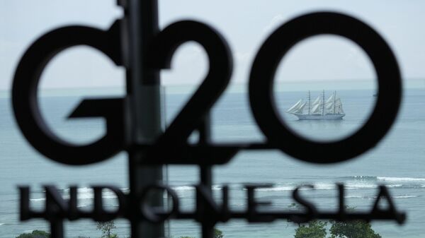 Корабль на фоне логотипа саммита G20 в Нуса Дуа, Бали - Sputnik Ўзбекистон