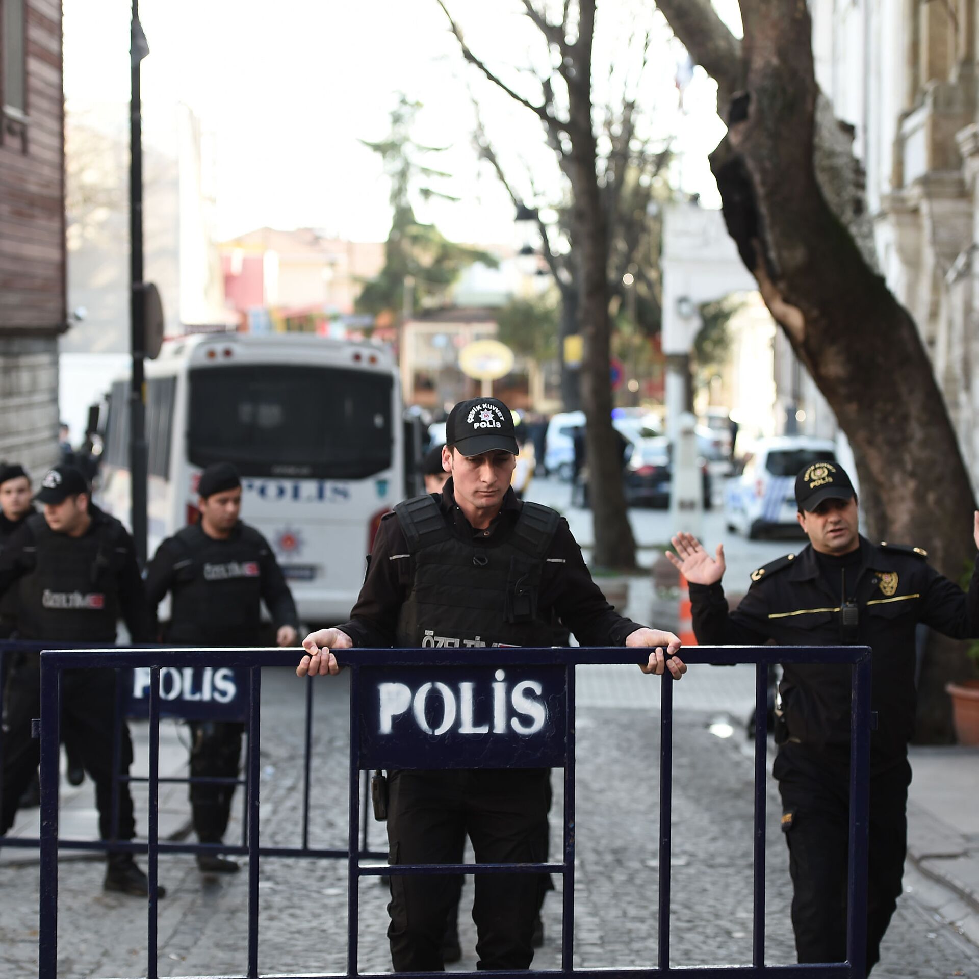 Нападение в стамбуле. Полиция Турции. Полицейские участки в Стамбуле. Преступность Стамбула. Полицейские на улицах Стамбула.