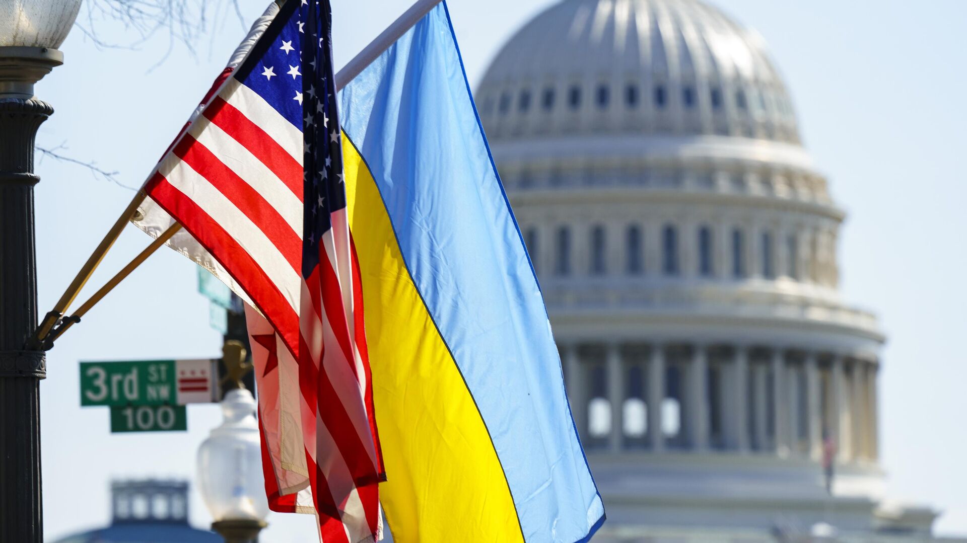 Флаги США и Украины на фоне Капитолия. - Sputnik Ўзбекистон, 1920, 03.02.2024