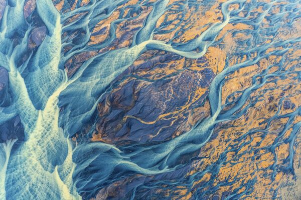 &quot;Плетеная река&quot; американского фотографа Кристин Райт. Ярко окрашенные ледниковые отложения превращают исландский пейзаж в нечто особенное, делая изображение похожим на компьютерную графику. - Sputnik Узбекистан
