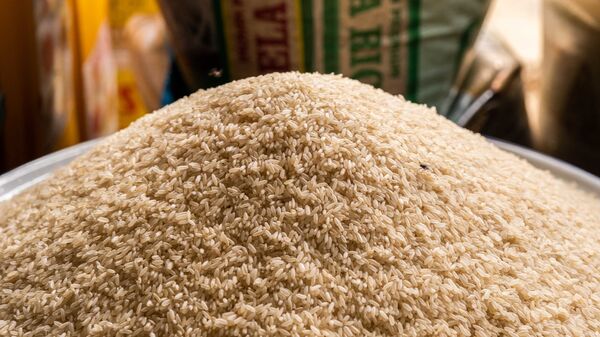 Продажа риса в магазине, фото из архива - Sputnik Ўзбекистон