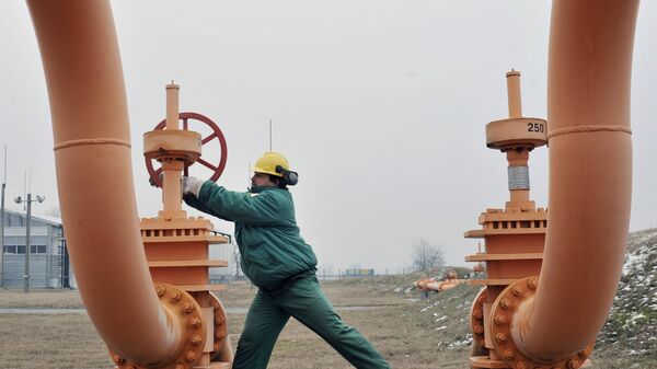 Инженер венгерской газотранспортной компании поворачивает клапан газопровода, перекачивающего природный газ из подземных хранилищ в столицу страны - Sputnik Узбекистан