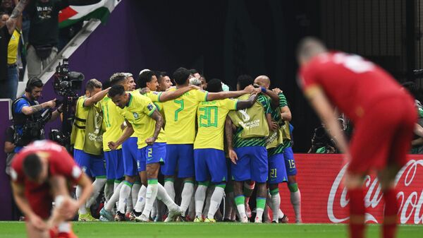 Игроки сборной Бразилии радуются забитому мячу на ЧМ в Катаре - Sputnik Узбекистан
