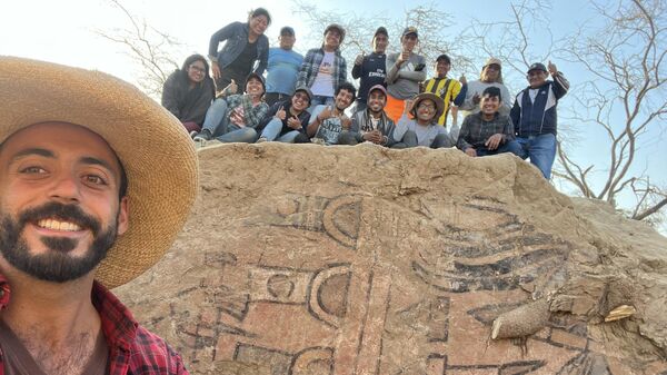 Швейцарский археолог Сэм Гавами из Фрибурского университета с группой перуанских студентов обнаружил 30-метровую стену с фреской Уака-Пинтада с изображением мифических рисунков недалеко от города Чиклайо, Перу - Sputnik Узбекистан