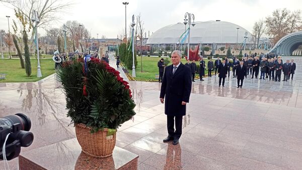 Председатель российской Государственной Думы Вячеслав Володин возложил цветы монументу Ода стокойсти - Sputnik Узбекистан