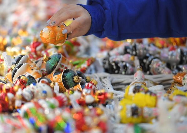 Продажа ёлочных игрушек в ГУМе - Sputnik Узбекистан