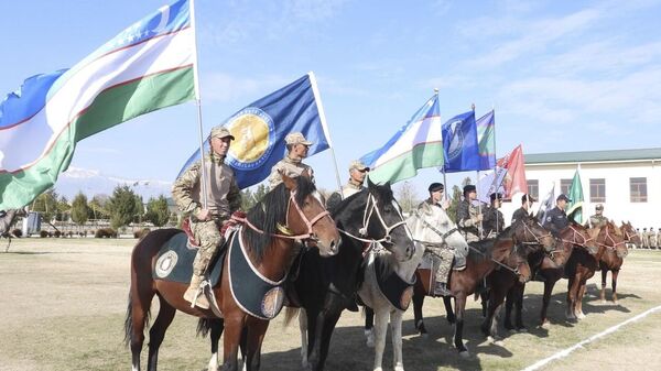 В Термезе прошли соревнования военных всадников - Sputnik Узбекистан