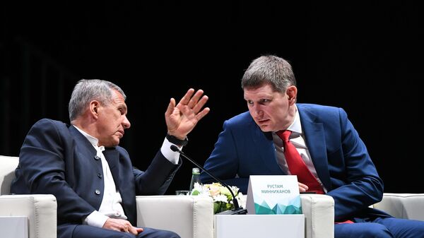 Rustam Minnixanov (sleva) i ministr ekonomicheskogo razvitiya RF Maksim Reshetnikov  - Sputnik O‘zbekiston