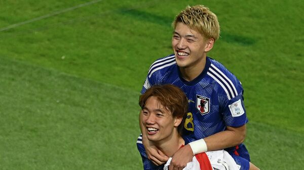 Члены сборной Японии после матча с Испанией на чемпионате мира по футболу в Катаре - Sputnik Узбекистан