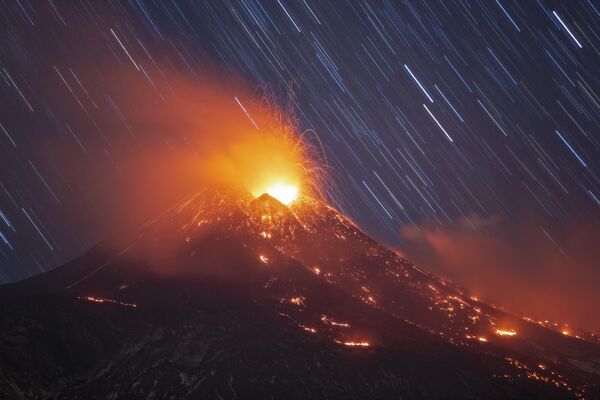 Снимок &quot;Звездные следы&quot; и шлейф лавы на вулкане Этна итальянского фотографа Дарио Джаннобиле. - Sputnik Узбекистан
