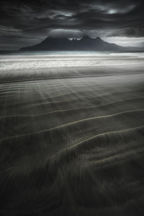 Снимок &quot;Затерянное море&quot; французского фотографа Жюльена Делаваля сделан на острове Эйгг в Шотландии. - Sputnik Узбекистан