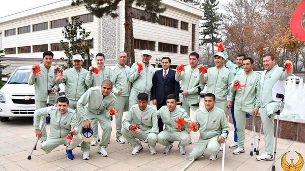 Церемония награждения сборной Узбекистана, завоевавшей бронзовую медаль на чемпионате мира по футболу среди игроков-ампутантов - Sputnik Узбекистан