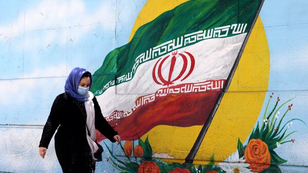 Iranskaya jenshina proxodit mimo freski s izobrajeniyem natsionalnogo flaga Irana v Tegerane - Sputnik O‘zbekiston