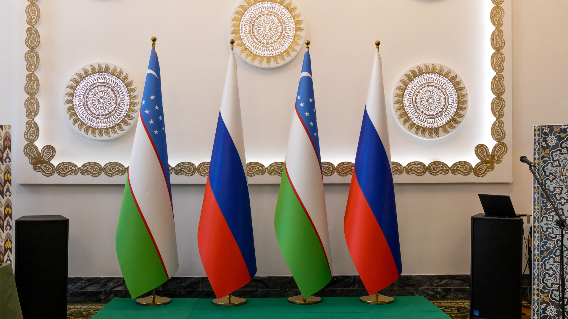 Флаги Узбекистана и России в посольстве Узбекистана в Москве. - Sputnik Узбекистан, 1920, 24.01.2023