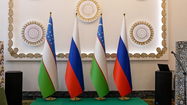 Флаги Узбекистана и России в посольстве Узбекистана в Москве. - Sputnik Узбекистан